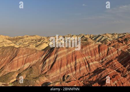 La forma della strada della seta dalla terrazza di osservazione ricamata a colori. Zhangye Danxia-Qicai Scenic Spot-Gansu-China-0881 Foto Stock