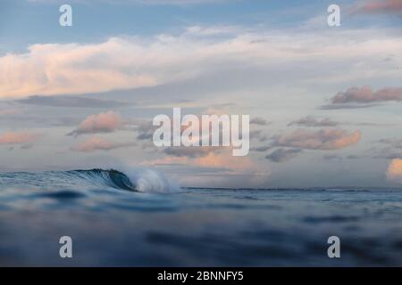 Rottura d'onda su una spiaggia nelle isole mentawai Foto Stock