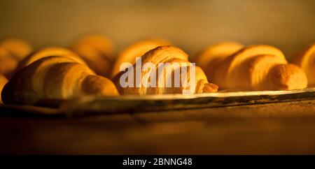 croissant in forno in una panetteria Foto Stock