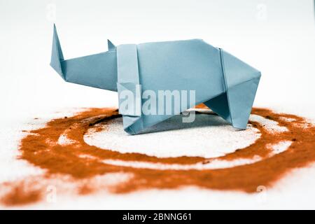 Rhino origami sul cerchio di terra Foto Stock