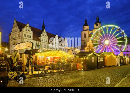 Mercatino di Natale con il municipio e la chiesa di San Mariano a Lutherstadt Wittenberg, Sassonia-Anhalt, Germania Foto Stock