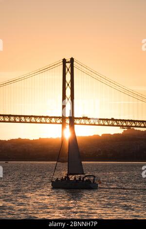 Portogallo, Lisbona, fiume Tago, Ponte 25 de Abril ponte nella luce della sera Foto Stock