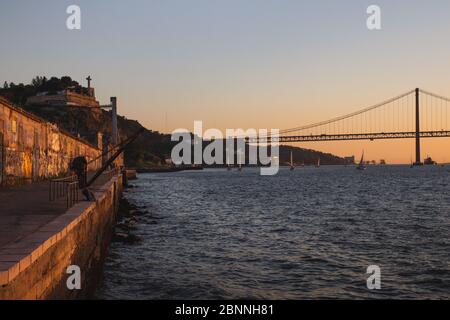 Portogallo, Lisbona, fiume Tago, Ponte 25 de Abril ponte nella luce della sera Foto Stock