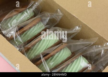Sandwich con gelato alla menta confezionati singolarmente in plastica in scatola Foto Stock