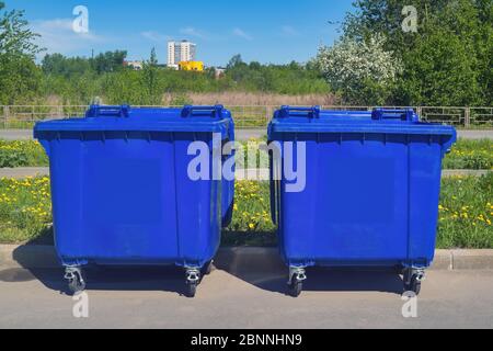 Contenitori per il riciclaggio dei rifiuti in plastica blu. Contenitori blu per la raccolta dei rifiuti sul bidone della polvere. Foto Stock