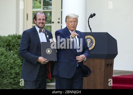 Washington, Stati Uniti. 15 maggio 2020. Il presidente Donald J. Trump si pone per una foto con ben Ross, brackish Bowties 'Masks by Makers', mentre gli presenta una lettera di riconoscimento durante una cerimonia di riconoscimento presidenziale sul lavoro duro, eroismo, E la speranza nel Rose Garden della Casa Bianca a Washington, DC, Stati Uniti il Venerdì, 15 maggio 2020. Foto di Stefani Reynolds/UPI Credit: UPI/Alamy Live News Foto Stock