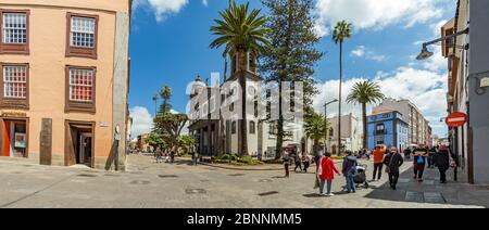 SAN CRISTOBAL DE LA Laguna, SPAGNA - 7 APRILE 2019: Cattedrale di San Cristobal de la Laguna. Turisti e locali camminano lungo la strada pedonale Foto Stock