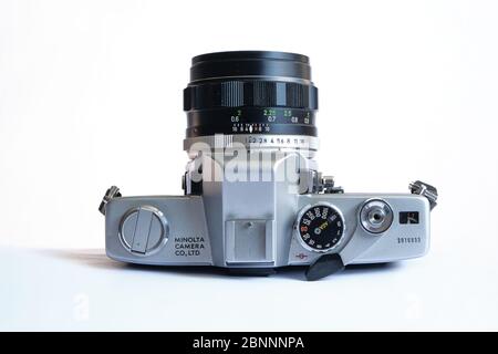 Minolta SR-T 101 con MC Rokkor-PF 1:1.4 f=58mm telecamera analogica da 35 mm vintage, lanciata nel 1966. Vista dall'alto. Foto Stock