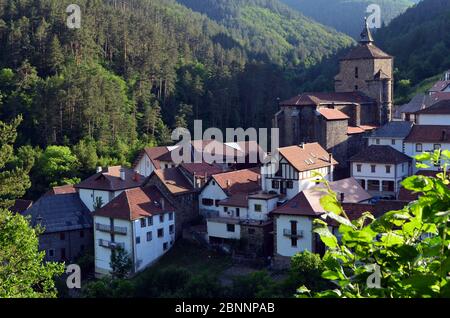Uztarroz, un piccolo villaggio di montagna nella valle di Roncal (Navarra, Pirenei occidentali) Foto Stock