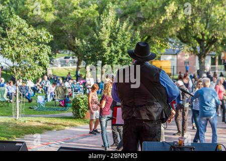 Band in concerto, girato da dietro il palco, mostrando la folla Foto Stock