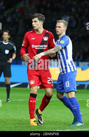 Berlino, Germania - 20 settembre 2017: Kai Havertz di Bayer 04 Leverkusen e Ondrej Duda di Hertha BSC Berlino in azione durante la loro partita tedesca Bundesliga all'Olympiastadion Berlino Foto Stock