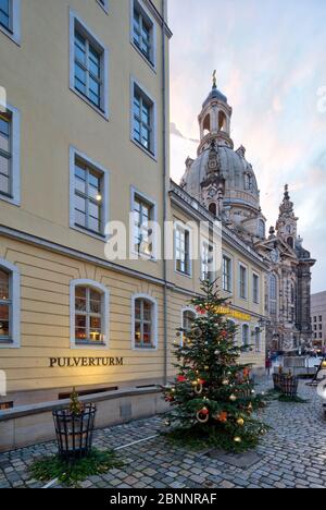 Torre delle polveri, Coselpalais, Ristorante e Grand Café, Frauenkirche, facciata, illuminata, Dresda, Sassonia, Germania, Europa, Foto Stock