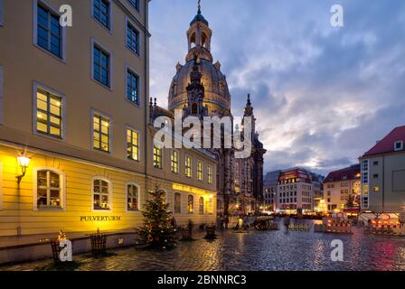 Torre delle polveri, Coselpalais, Ristorante e Grand Café, Frauenkirche, facciata, illuminata, Dresda, Sassonia, Germania, Europa, Foto Stock