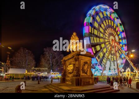 Augustusmarkt, statua equestre, ruota panoramica, mercatino di Natale, illuminato, Dresda, Sassonia, Germania, Europa, Foto Stock