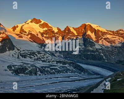 Neve, ghiaccio, ghiacciai, montagne, vette di montagna, cielo, umore del mattino, alba, pietre, estate Foto Stock