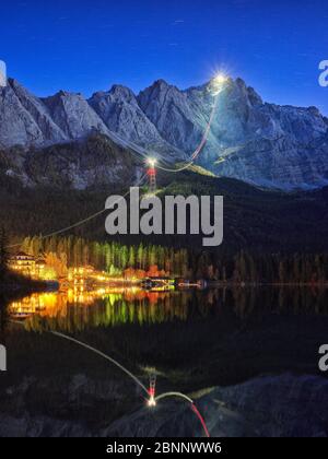 Lago, riflessione, Eibsee Hotel, ferrovia di montagna, Zugspitzbahn, umore di sera, autunno, luci, riva del lago, proiettore, stelle Foto Stock