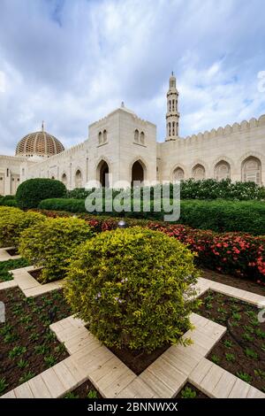 Moschea, casa di preghiera, cupola, minareto, parco, giardino, parco, arbusti, nuvole, marmo, affreschi, esterno Foto Stock