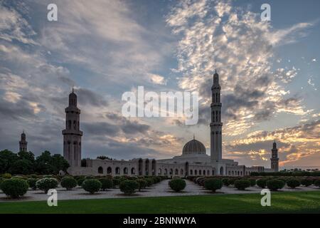 Moschea, casa di preghiera, cupola, minareto, parco, giardino, tramonto, cielo serale, nuvole, paesaggio nuvoloso, alberi Foto Stock