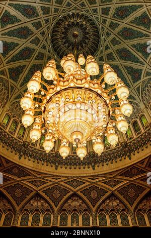 Moschea, casa di preghiera, cupola, lampadario, lampadario, decorazioni, marmo Foto Stock