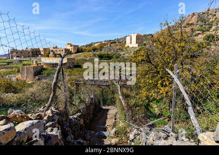 Villaggio di montagna, giardini, terrazze, giardino terrazzato, sentieri, alberi, arbusti, moschea, minareto Foto Stock