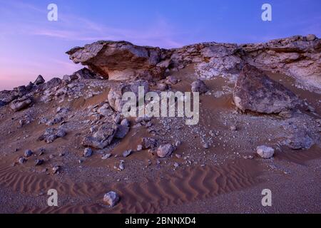 Deserto, vastità, sabbia, dune, calcare, gesso, rocce, formazione rocciosa, crepuscolo, tramonto Foto Stock