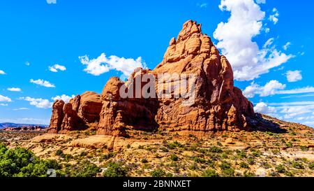 Unici pinnacoli di arenaria rossa e pinne di roccia al Garden of Eden nel Parco Nazionale di Arches vicino alla città di Moab nello Utah, Stati Uniti Foto Stock