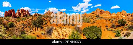 Panorama Vista dei pinnacoli di arenaria rossa e pinne di roccia al Giardino di Eden nel Parco Nazionale di Arches vicino alla città di Moab nello Utah, Stati Uniti Foto Stock