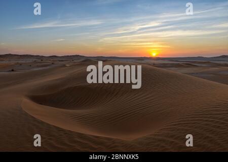 Deserto, sabbia, dune, vastità, dune rosse, sabbia rossa, nuvole, tramonto, umore serale Foto Stock