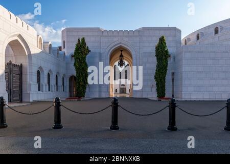 Piazzale, palazzo, quartiere del palazzo, marmo, splendido edificio, cielo blu, nuvole, alberi, lanterna, cancello, passaggio, insenatura, catena, Nuster, candelabro Foto Stock