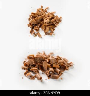 gruppo di trucioli di cioccolato isolati su sfondo bianco Foto Stock