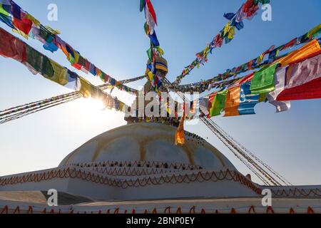 Boudhanath stupa con bandiere di preghiera a Kathmandu Foto Stock