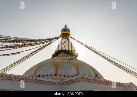 Boudhanath stupa con bandiere di preghiera a Kathmandu Foto Stock