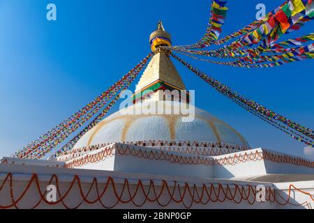 Boudhanath stupa con bandiere di preghiera a Kathmandu Foto Stock