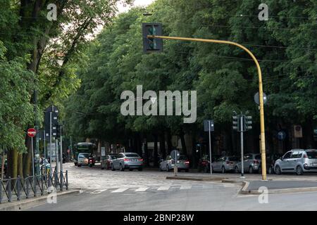 Milano, Italia - 4 maggio 2020: Più auto sono state viste sulla strada. Il 4 maggio l'Italia facilita le restrizioni del movimento del coronavirus dopo due mesi di blocco, fase Foto Stock