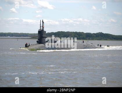 Il missile balistico della marina statunitense di classe Ohio alimentato a energia nucleare USS Florida transita sul fiume Saint Marys mentre ritorna a homeport alla base sottomarina navale Kings Bay 9 maggio 2020 a Kings Bay, Georgia. I sottomarini con missili guidati sono in grado di trasportare 154 missili da crociera Tomahawk all'attacco di terra e di ospitare fino a 66 forze speciali. Foto Stock