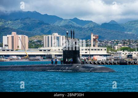 Il sottomarino ad attacco rapido USS Missouri della marina statunitense di classe Virginia parte dal cantiere navale Pearl Harbor dopo aver completato un lungo e prolungato dry-docking previsto il 10 maggio 2020 a Pearl Harbor, Hawaii. Foto Stock