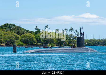 Il sottomarino ad attacco rapido USS Missouri della marina statunitense di classe Virginia parte dal cantiere navale Pearl Harbor dopo aver completato un lungo e prolungato dry-docking previsto il 10 maggio 2020 a Pearl Harbor, Hawaii. Foto Stock