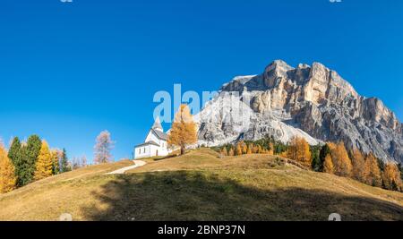 Hochabtei / alta Badia, provincia di Bolzano, Alto Adige, Italia, Europa. La chiesa di pellegrinaggio di Heilig Kreuz e le pareti rocciose del potente Kreuzkofel Foto Stock