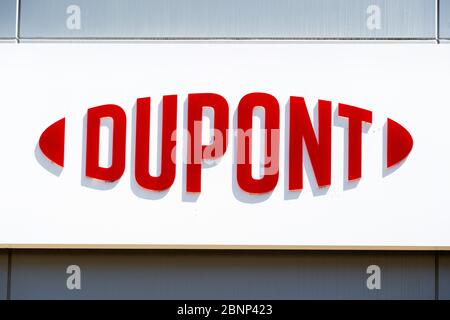 10 maggio 2020 Sunnyvale / CA / USA - il logo DuPont è stato visualizzato al Silicon Valley Technology & Innovation Center; DuPont de Nemours, Inc è un'America Foto Stock