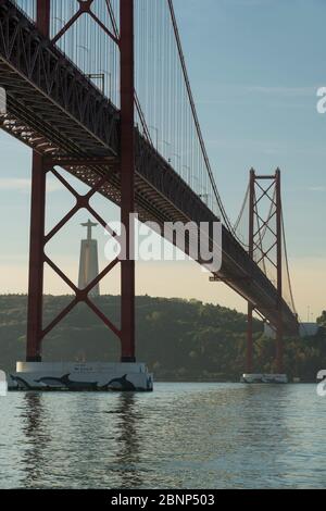 Ponte 25 de Abril, statua del Cristo Rei, fiume Tajo, Lisbona, Portogallo Foto Stock