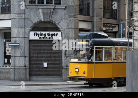 Milano - 4 maggio 2020: Autista del tram in maschera durante il lavoro. Il 4 maggio l'Italia allevia le restrizioni del movimento del coronavirus dopo due mesi di blocco, io Foto Stock