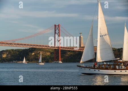 Nave a vela, Ponte 25 de Abril, Fiume Tajo, Lisbona, Portogallo Foto Stock