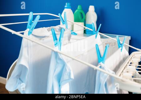 Lavanderia interna con lavatrice e asciugatrice vicino alle pareti Foto Stock