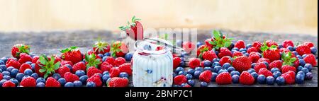 Colazione sana, yogurt con frutti di bosco e cereali Foto Stock