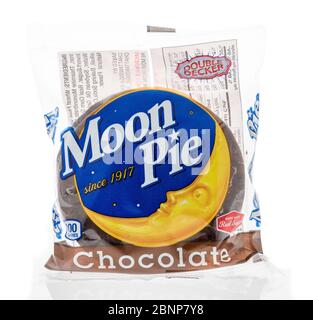 Winneconne, WI - 5 maggio 2020: Un pacchetto di Moon Pie doppio decker caramella su uno sfondo isolato Foto Stock