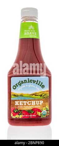 Winneconne, WI - 15 maggio 2020: Una bottiglia di organicville biologico e senza glutine ketchup su uno sfondo isolato Foto Stock