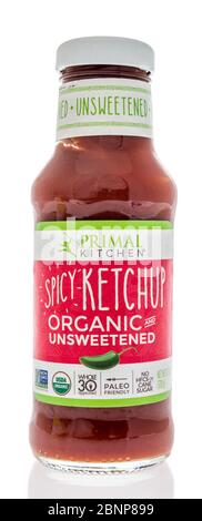 Winneconne, WI - 15 maggio 2020: Una bottiglia di Primal Kitchen speziato ketchup organico e non zuccherato su uno sfondo isolato Foto Stock