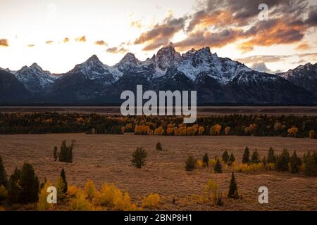 WY04356-00...WYOMING - tramonto d'autunno sul Grand e sul fiume Snake dalla Teton Point Turnout nel Grand Teton National Park. Foto Stock