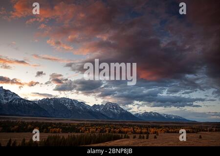 WY04357-00...WYOMING - tramonto d'autunno sulla catena montuosa di Teton e sul fiume Snake dalla Teton Point Turnout nel Grand Teton National Park. Foto Stock