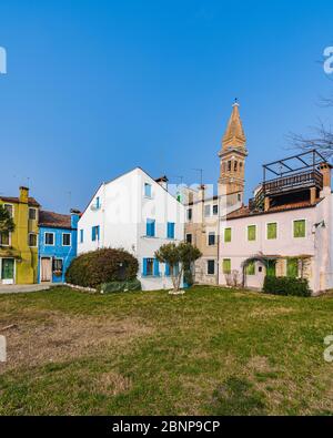 Burano, Venezia, Isola, Veneto, Italia, Italia settentrionale, colorate case di pescatori, torre campanaria, Europa Foto Stock